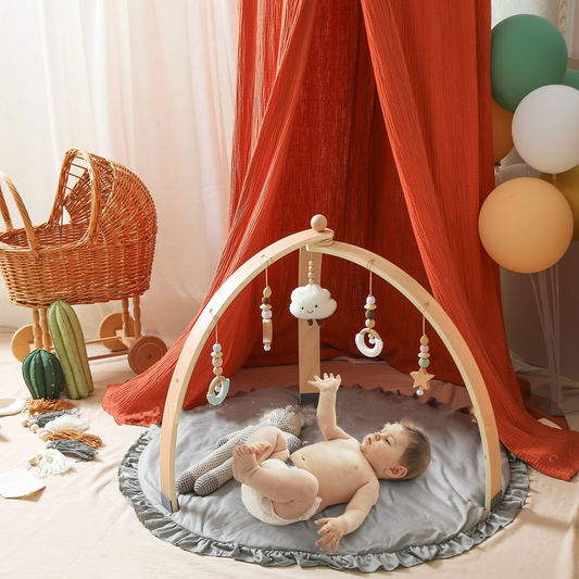 Holz-Babyaktivitätsbogen mit niedlichen Hängespielzeugen für kleinen Entdecker