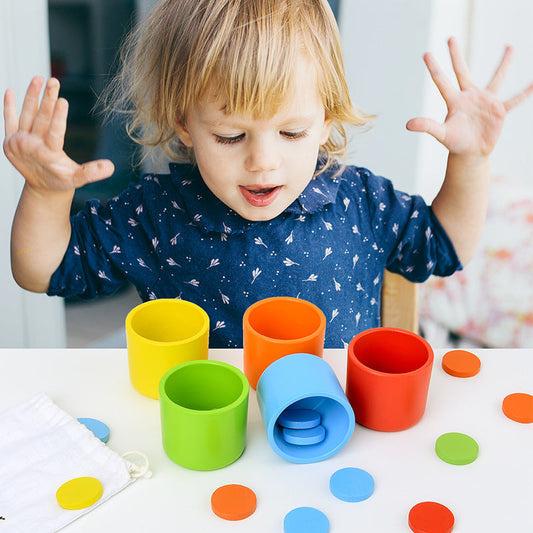 Set de jeu Montessori avec gobelets empilables pour un apprentissage ludique