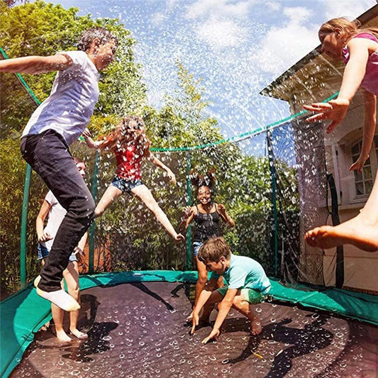 Erfrischender Wassersprinkler für ultimativen Trampolinspaß