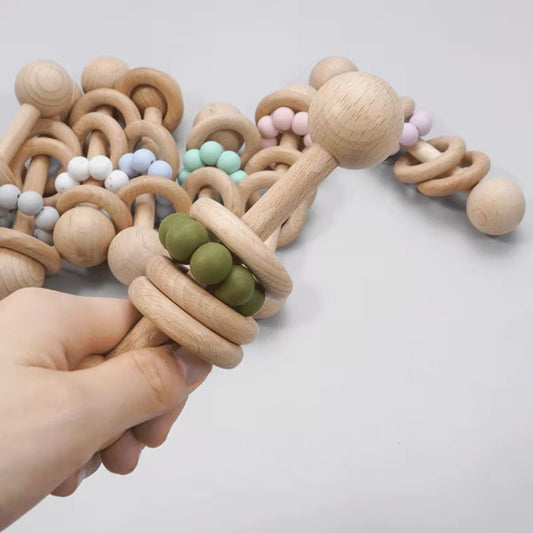 Baby Holzrassel mit Beißringen – Charmantes Greifspielzeug zur Frühförderung und Zahnungserleichterung